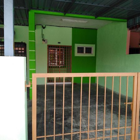 Pelangi Homestay Bota Екстериор снимка